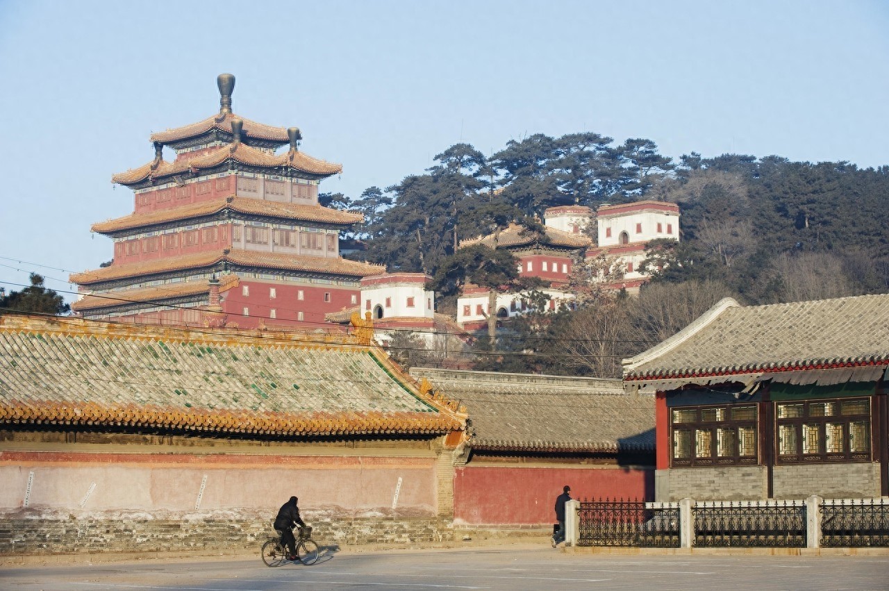 普宁寺位于河北省承德市，始建于清朝乾隆时期的一座汉藏结合寺庙