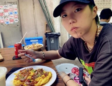 ​窦靖童垃圾桶旁吃路边摊 一脸无辜看向镜头呆萌可爱