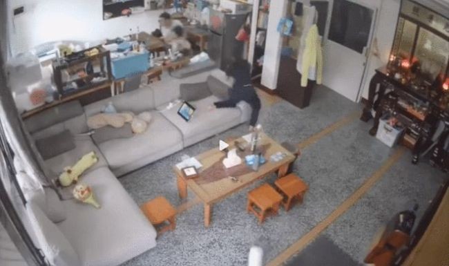 谢依霖曝光家中地震画面 家人逃离时险些被砸