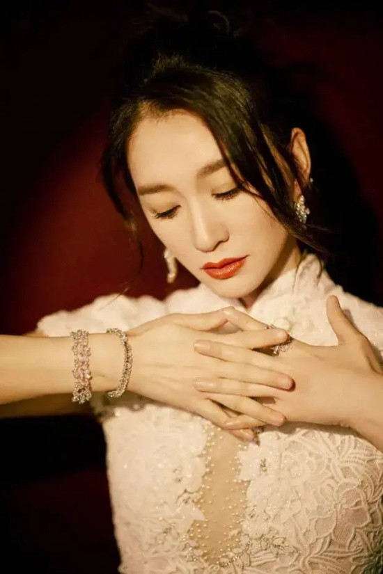 李小冉的中式旗袍装太优雅了吧，完美曲线一览无余