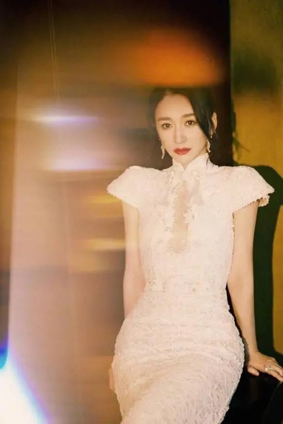 李小冉的中式旗袍装太优雅了吧，完美曲线一览无余