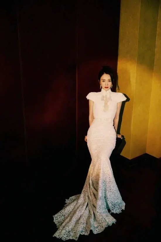 李小冉的中式旗袍装太优雅了吧，完美曲线一览无余