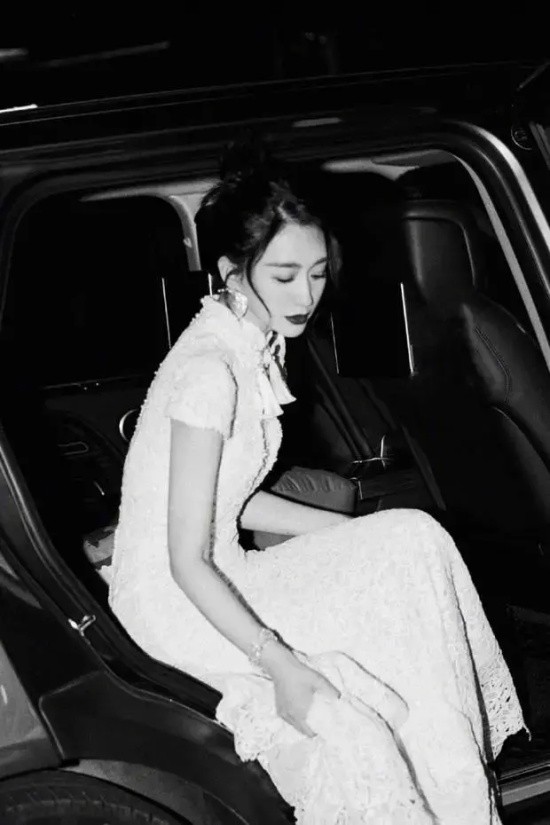李小冉的中式旗袍装太优雅了吧，完美曲线一览无余