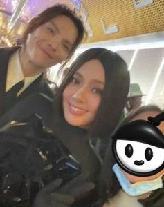 ​向佐郭碧婷与路人合影曝光 夫妻俩街头拍写真超酷