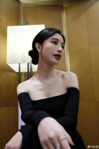 ​张俪穿黑色一字肩礼服拍港风写真 锁骨吸睛大气又性感