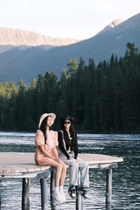 ​孟佳晒与沈梦辰姐妹出游照 牵手甜笑好有爱