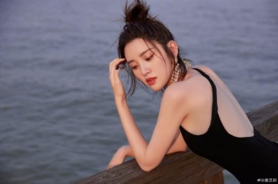 ​唐艺昕荷塘边拍写真 穿紧身黑裙秀美背美肩
