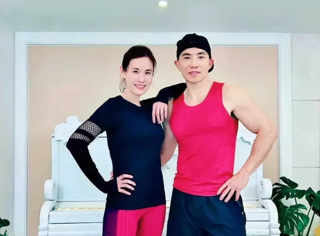 刘畊宏个人资料简介及家世（刘畊宏：出道32年终爆红，妻子美艳家庭幸福，他活成了人生赢家）