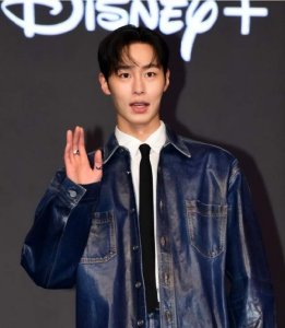 ​韩媒曝李宰旭疑似无缝衔接 网友质疑其炒作公司将起诉造谣者！