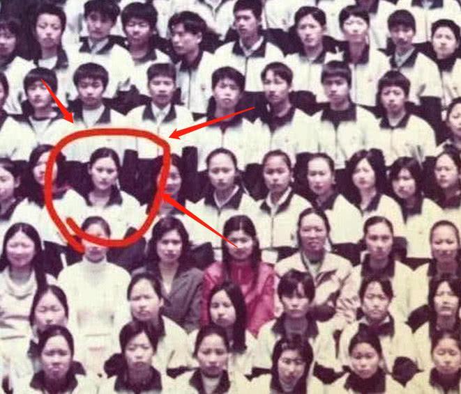 张馨予上学时期照片曝光，网友：整没整这下也太明显了吧！