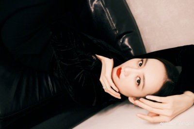 ​姐姐真香！王鸥晒美照女王范十足 穿黑装红唇吸睛