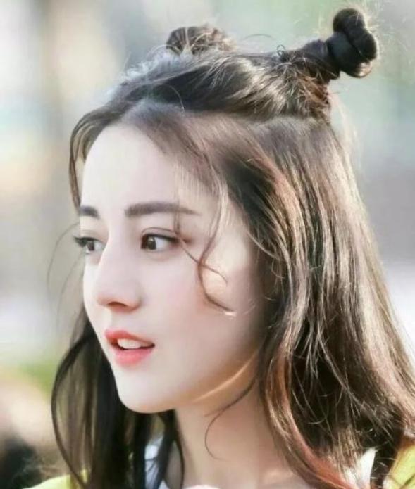 迪丽热巴穿礼服配拖鞋，再冷也要看镜头，另类时尚魅力不减