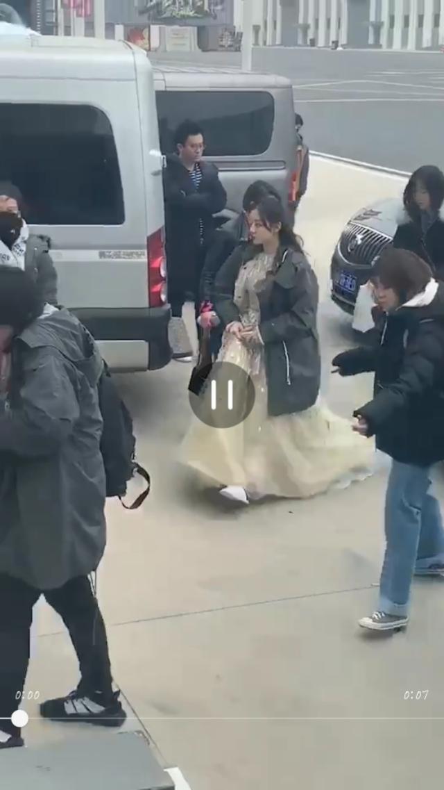 迪丽热巴穿礼服配拖鞋，再冷也要看镜头，另类时尚魅力不减