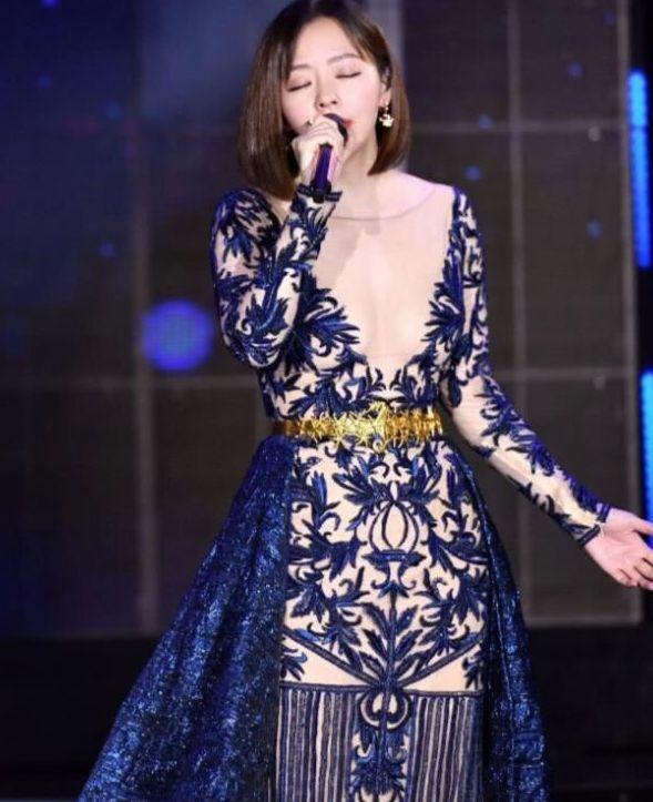 张靓颖透视裙亮相，女性特征一览无遗，网友：穿衣服不怕走光？