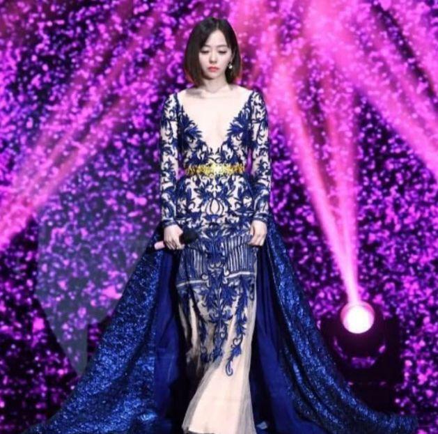 张靓颖透视裙亮相，女性特征一览无遗，网友：穿衣服不怕走光？