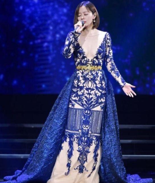 张靓颖透视裙亮相，女性特征一览无遗，网友：穿衣服不怕走光？