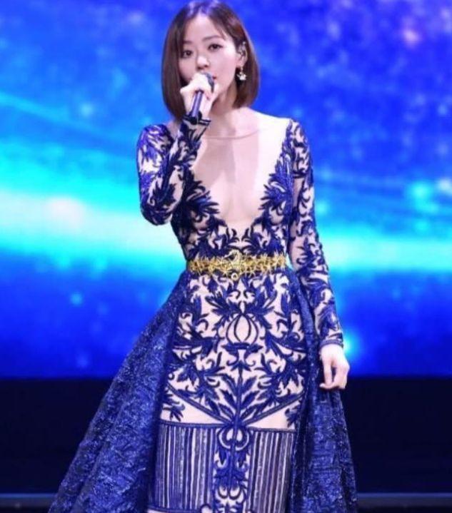 张靓颖透视裙亮相，女性特征一览无遗，网友：穿衣服不怕走光？