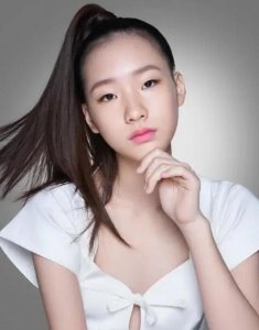 ​小S大女儿拍广告大片 脚踩白色细高跟知性成熟