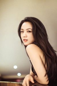 ​汤唯晒6岁女儿偷糖果照 小脚丫微微掂起超可爱
