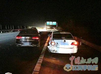 ​开车停路边看导航 不料被后车追尾
