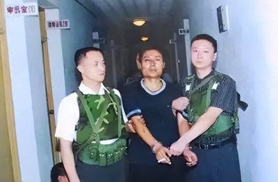 ​2001年张君被执死刑，含泪与妻子通话后赴刑场，枪毙前表情镇静