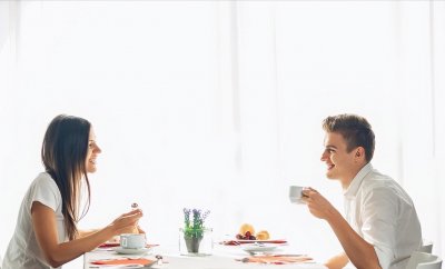 ​非夫妻出门旅游，酒店能住一个房间吗？前台小妹：注意5点