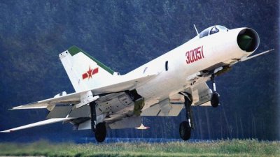​歼8原来也这么漂亮，二代半老爷飞机，在隐身空战时代还有用吗？