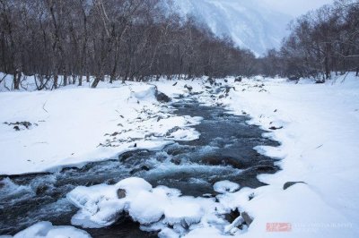 ​冬天的长白山天池都封冻，唯独这条河却没有结冰，原因说法不一