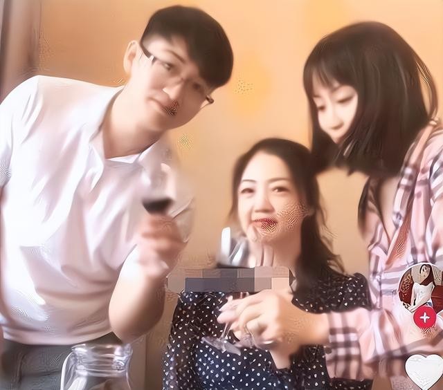 妈妈的朋友女主角（回顾男子爱上妈妈的40岁闺蜜）