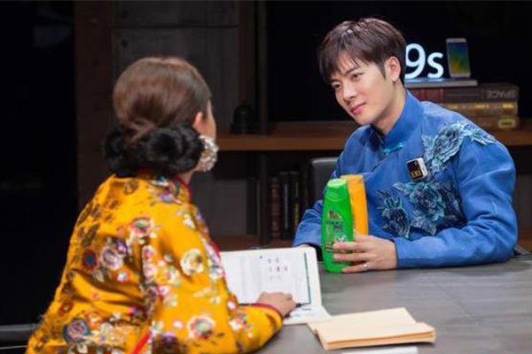 王嘉尔看杨蓉眼神有些不对劲 莫非是喜欢杨蓉吗