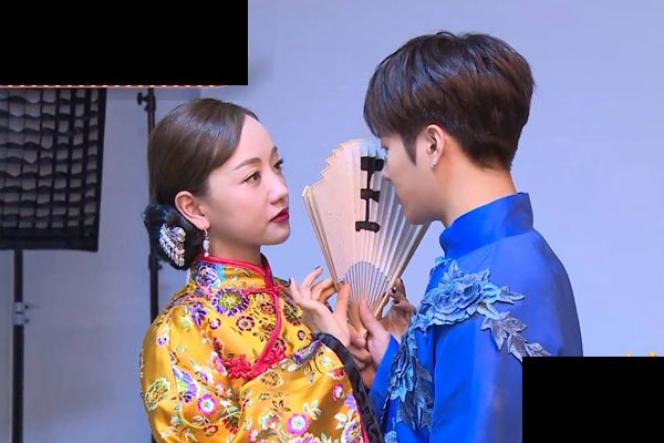 王嘉尔看杨蓉眼神有些不对劲 莫非是喜欢杨蓉吗