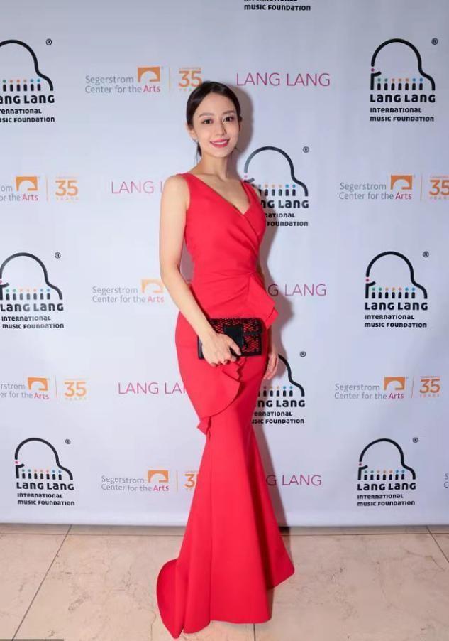 吉娜个人资料（郎朗真是捡到宝了！38岁吉娜穿一身红礼服美到国外，身材太惊艳）