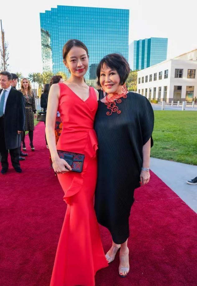 吉娜个人资料（郎朗真是捡到宝了！38岁吉娜穿一身红礼服美到国外，身材太惊艳）