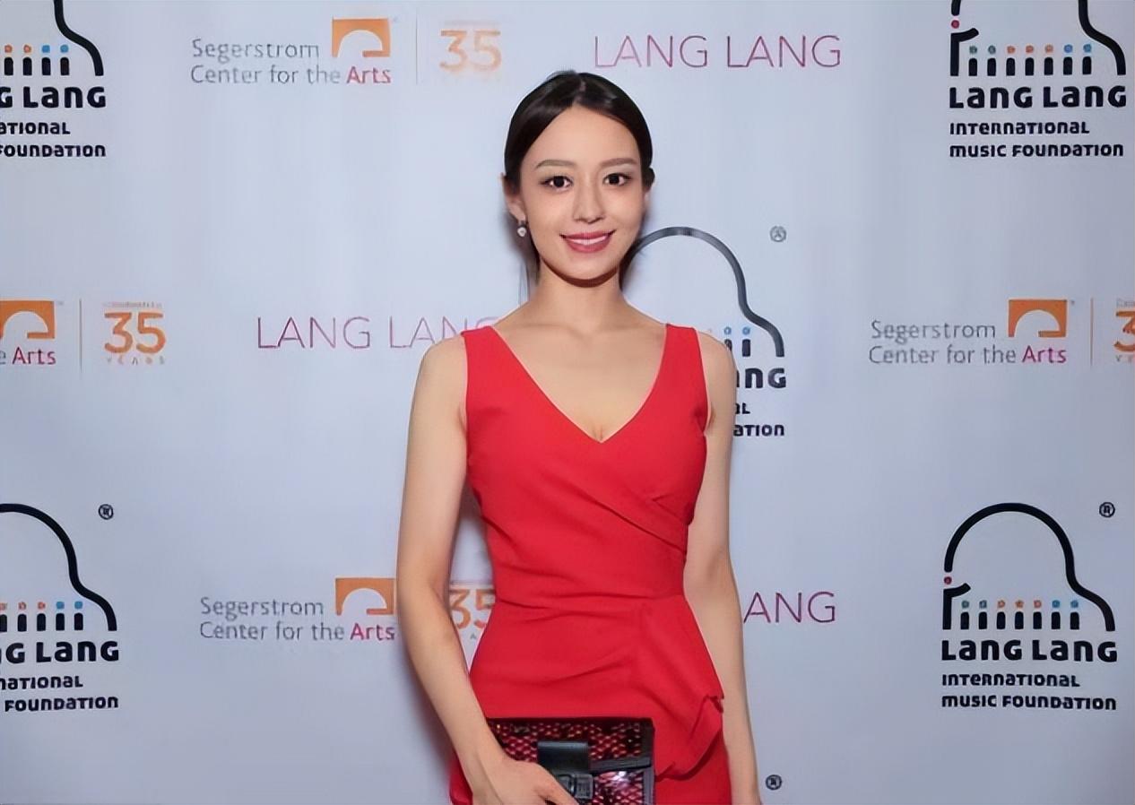 吉娜个人资料（郎朗真是捡到宝了！38岁吉娜穿一身红礼服美到国外，身材太惊艳）