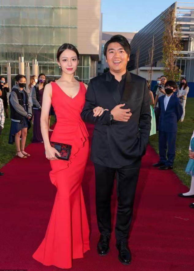 吉娜个人资料（郎朗真是捡到宝了！38岁吉娜穿一身红礼服美到国外，身材太惊艳）