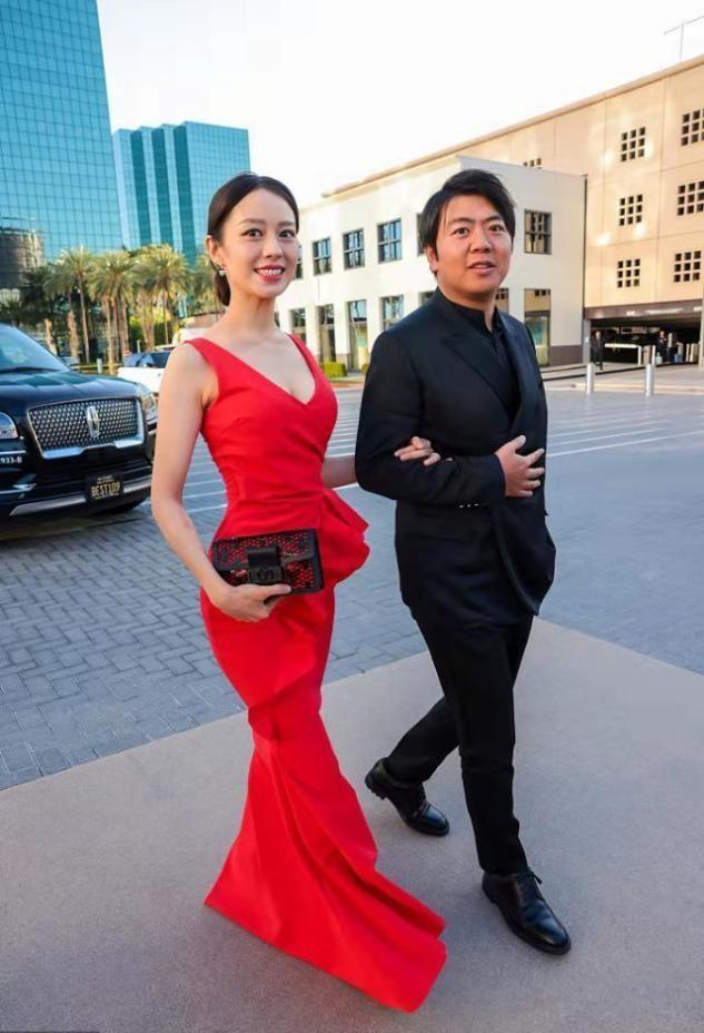 吉娜个人资料（郎朗真是捡到宝了！38岁吉娜穿一身红礼服美到国外，身材太惊艳）