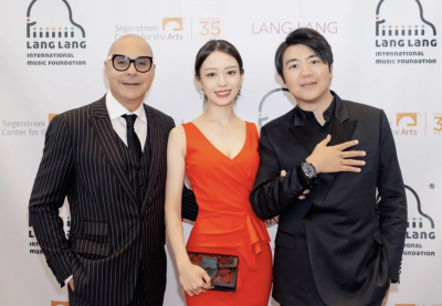 ​吉娜个人资料（郎朗真是捡到宝了！38岁吉娜穿一身红礼服美到国外，身材太惊艳