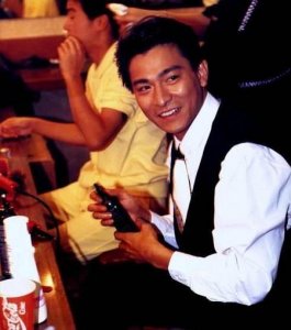 ​刘德华靠什么红了这么多年(刘德华为什么可以红那么多年)