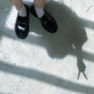 ​白鹿近距离怼脸被拍 长腿雪白变身忧郁少女