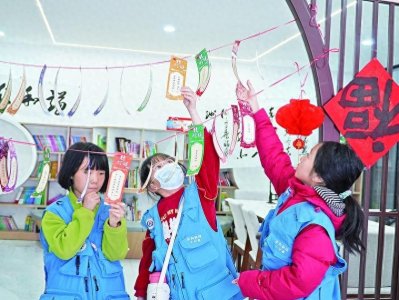 ​甘肃庆阳：花灯璀璨映年韵 童声笑语满社区