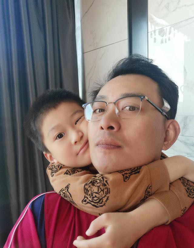 黄海冰老婆是谁（演员黄海冰结婚8年儿女双全）