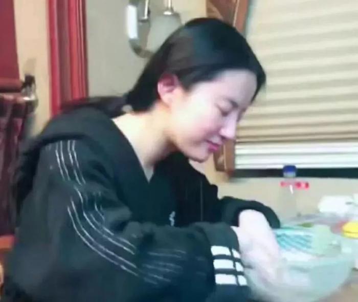 刘亦菲洗脸方式不寻常，学会神仙姐姐这一招，你也能拥有高颜值