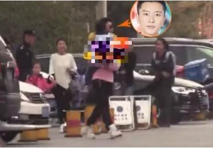 李小璐接甜馨放学，一个不经意的细节引网友议论