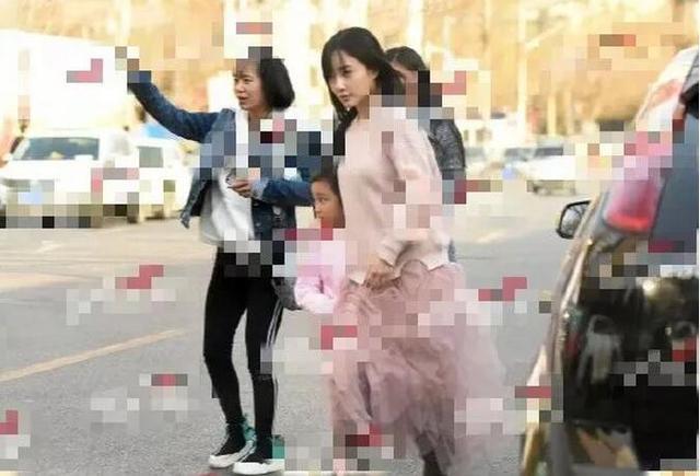 李小璐接甜馨放学，一个不经意的细节引网友议论