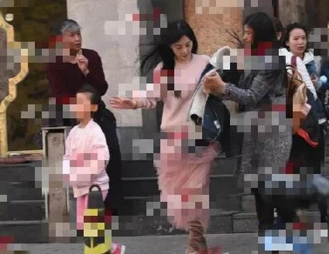 李小璐接甜馨放学，一个不经意的细节引网友议论