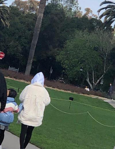 李小璐接甜馨放学，一个不经意的细节引网友议论