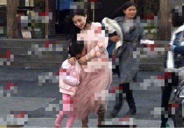 李小璐接甜馨放学，一个不经意的细节引网友议论