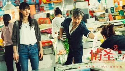 ​吴秀波国外避风头被偶遇，妻子安静乖巧紧跟随
