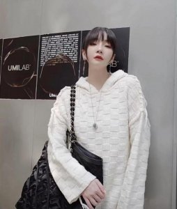 ​高晓松前妻夕又米晒照官宣二胎产子 大女儿已15岁