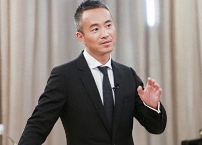 ​从央视主持到醉酒打人成“阶下囚”，今49岁的邱启明，现状如何